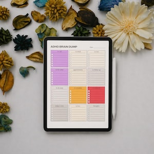 Puede incluir: Una tableta digital que muestra un planificador "ADHD Brain Dump". El planificador presenta secciones para tareas como "to call", "to email" y "to do today", con casillas de verificación. La tableta está rodeada de flores secas y un lápiz óptico blanco.