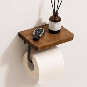 Portarrollos de papel higiénico de madera con estante, decoración rústica para baño, portarrollos de papel higiénico de nogal, almacenamiento para baño estilo granja, montaje en pared negro mate