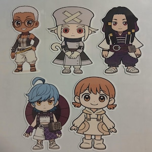 Pode incluir: Cinco autocolantes coloridos de personagens em estilo anime. Os personagens têm várias cores de cabelo e roupas, incluindo um personagem com óculos e um personagem com chapéu. Os autocolantes estão em fundo branco.