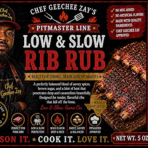 Pode incluir: Um rótulo de produto para o Low & Slow Rib Rub do Chef Geechee Zay, com um retrato do chef e imagens de costelas. O rótulo destaca características importantes como 'Built for Smoke, Made for Memories' e 'Made for Texas 180'. O peso líquido é de 141g.