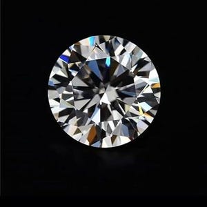 Puede incluir: Un diamante de talla redonda con m&uacute;ltiples facetas, que refleja la luz creando un juego de colores brillante. La gema se presenta sobre un fondo negro, resaltando su claridad y brillo. Un s&iacute;mbolo atemporal de lujo y elegancia.