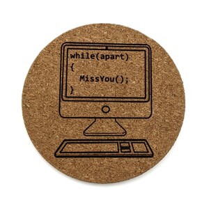 Può includere: Sottobicchiere rotondo in sughero con una grafica di computer e il testo "while(apart) { MissYou(); }". Il sottobicchiere è marrone con grafica e testo neri. Progettato per proteggere le superfici dagli anelli delle bevande.