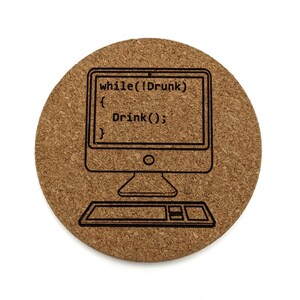 Può includere: Sottobicchiere rotondo in sughero con una grafica di computer e il testo "while(!Drunk) { Drink(); }". Il sottobicchiere è marrone con grafica e testo neri. Un oggetto divertente per qualsiasi scrivania o bar.