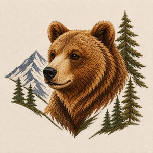 Peut inclure: Un écusson brodé représentant une tête d'ours brun détaillée de profil, placée devant un sommet de montagne enneigé et plusieurs sapins verts, le tout réalisé avec un travail de fil complexe sur une base en tissu beige clair.