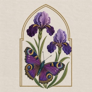 Pode incluir: Um design de bordado apresentando duas flores de íris roxas e uma borboleta roxa com padrões de ocelos. A composição é emoldurada por um contorno arqueado fino de cor dourada sobre um fundo de tecido bege claro, exibindo pontos detalhados.