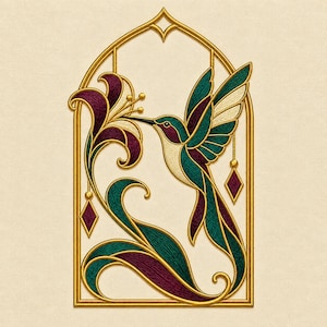 Könnte beinhalten: Ein dekorativer Wandbehang mit einem goldfarbenen Bogenrahmen, der ein gesticktes Motiv eines Kolibris in der Nähe einer Lilie umschließt. Vogel und Blume zeigen dunkel-türkise, dunkelviolette und cremefarbene Fäden mit Goldakzenten.