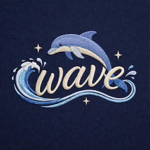 Puede incluir: Diseño bordado con un delfín azul claro saltando sobre una ola estilizada. La palabra "wave" está escrita en cursiva, con cuatro pequeñas estrellas. El fondo es azul marino oscuro.