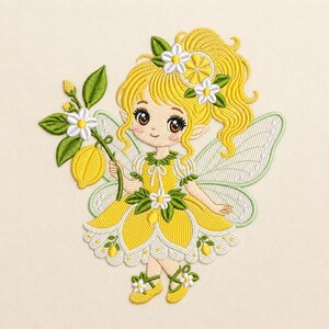 Peut inclure: Un motif de broderie représentant une fée aux cheveux jaunes, vêtue d'une robe jaune et blanche ornée de citrons et de fleurs. La fée a des ailes vert clair et tient une branche avec un citron jaune et des fleurs blanches dans une main.