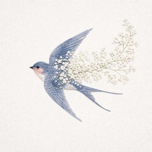 Può includere: Immagine ricamata di una rondine blu in volo, con un rametto di fiori bianchi che la segue. L'uccello ha una macchia rossastra sul viso ed è ambientato su uno sfondo bianco. Il ricamo è dettagliato e delicato.