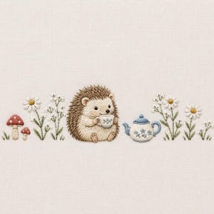 Peut inclure: Une broderie sur tissu clair représentant un hérisson brun tenant une petite tasse blanche, une théière bleue et blanche, deux champignons rouges à pois blancs et plusieurs marguerites blanches avec des tiges et feuilles vertes.