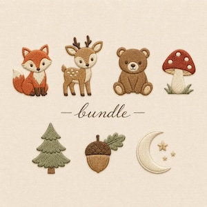 Puede incluir: Una colección de parches bordados que incluye un zorro, un ciervo, un oso, una seta, un pino, una bellota y una luna creciente con estrellas. La palabra bundle está bordada en letra cursiva en el centro del fondo de tela beige claro.