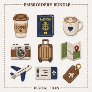 Puede incluir: Un paquete de bordado de archivos digitales con iconos de temática viajera: un vaso de café, un pasaporte azul, un café con leche, una cámara, una maleta marrón, un mapa con un marcador, un avión, un billete y una etiqueta de equipaje.
