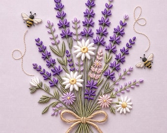 Pode incluir: Um design de bordado com um buquê de ramos de lavanda roxos, margaridas brancas e pequenas flores cor-de-rosa atadas com uma fita bege. Duas pequenas abelhas com riscas pretas e amarelas estão posicionadas de cada lado com um rasto de voo.