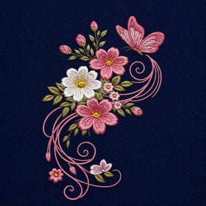 Puede incluir: Diseño floral bordado con flores rosas y blancas, hojas verdes y una mariposa rosa sobre un fondo azul marino. El diseño incluye delicados remolinos y capullos, creando un patrón detallado y elegante.