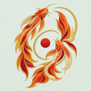 Peut inclure: Un motif de broderie représentant deux poissons koï dans des tons orange, rouge et jaune, disposés en mouvement circulaire autour d'un cercle rouge plein. Les poissons ont de longues nageoires fluides et des textures de fil détaillées.