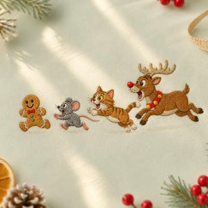 Peut inclure: Un tissu brodé représentant une ligne de quatre personnages : un bonhomme en pain d'épice souriant, une souris grise, un chat tigré roux et un renne brun au nez rouge portant un collier à grelots dorés, disposés en séquence horizontale.