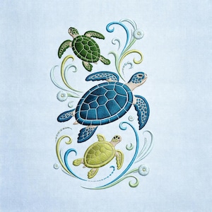 Peut inclure: Broderie représentant trois tortues de mer dans des tons de vert, de bleu et de jaune, avec des accents tourbillonnants bleus et verts et de petits détails de fleurs blanches. Les tortues sont disposées verticalement sur un fond bleu clair.