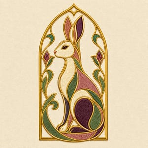Puede incluir: Un parche bordado que muestra un conejo de perfil, encerrado en un arco apuntado con contorno dorado. El conejo está realizado con hilo color crema, morado oscuro y verde, rodeado de motivos florales estilizados en colores a juego.