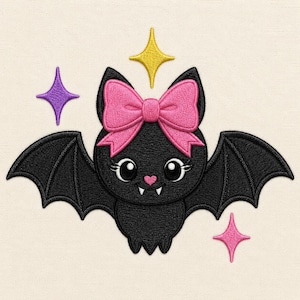 Puede incluir: Un parche bordado que muestra un murciélago negro con un gran lazo rosa en la cabeza, ojos blancos grandes con pestañas, una pequeña nariz rosa en forma de corazón y dos colmillos blancos. El diseño está rodeado por tres estrellas de cuatro puntas en amarillo, morado y rosa.