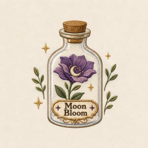 Può includere: Una toppa ricamata raffigurante una bottiglia di vetro trasparente con tappo di sughero. All'interno c'è un fiore viola con una piccola luna crescente al centro. Un'etichetta sulla bottiglia riporta la scritta Moon Bloom. Foglie verdi e stelle dorate.