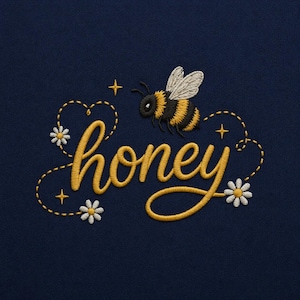 Op de afbeelding: Geborduurd ontwerp met een geel-zwarte bij en het woord "honey" in een cursief lettertype. Het ontwerp bevat madeliefjes, sterren en een hartvormige stippellijn, alles op een marineblauwe achtergrond.