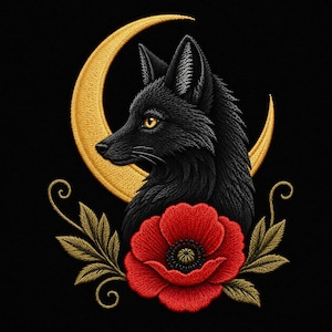 Peut inclure: Un motif de broderie représentant une tête de renard noir de profil tournée vers la gauche, placée devant un croissant de lune doré. Une grande fleur de coquelicot rouge vif avec des feuilles vert foncé et des tiges en spirale se trouve sous le renard.