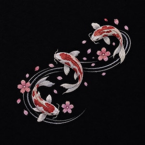 Peut inclure: Une broderie sur fond noir représentant trois poissons koï aux écailles blanches et rouges disposés dans un mouvement circulaire fluide. La scène est agrémentée de pétales de cerisier roses dispersés et de trois fleurs roses.