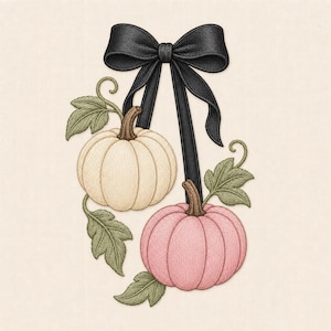 Può includere: Un disegno da ricamo che raffigura una zucca color crema e una zucca rosa chiaro, entrambe con un picciolo marrone e foglie verdi. Un grande fiocco di nastro nero tinta unita è posizionato in alto, con due lunghi nastri che scendono dietro.