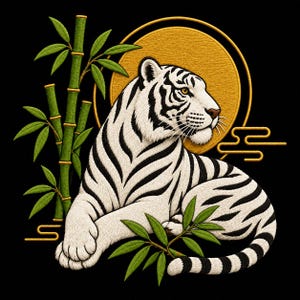 Op de afbeelding: Een geborduurde patch met een witte tijger met zwarte strepen die rust voor groene bamboestengels en een grote gouden cirkelvormige zon. Het ontwerp bevat gestileerde gouden lijnaccenten op een effen zwarte achtergrond met gedetailleerd stikwerk.
