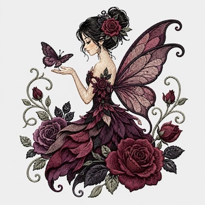 Può includere: Un disegno ricamato di una fata con capelli scuri raccolti in uno chignon decorato con una rosa rossa. La fata ha grandi ali e indossa un abito fatto di petali di rosa sovrapposti rosso scuro e viola, circondata da rose in fiore e una farfalla.