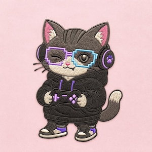 Puede incluir: Un parche bordado que muestra un gato gris oscuro con una sudadera negra, gafas pixeladas moradas y azules, y auriculares negros con una huella de pata morada. El gato sostiene un mando de videojuegos morado y negro y lleva zapatillas.