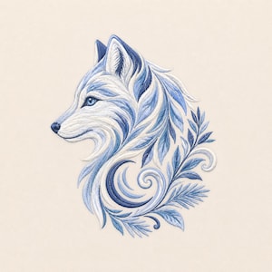 Puede incluir: Un diseño de bordado que muestra una cabeza de lobo de perfil, realizado en tonos azules y blancos. El pelaje está estilizado con patrones de hojas y elementos botánicos en espiral que se extienden desde el cuello, creando un motivo decorativo.