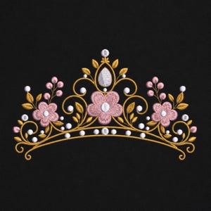 Puede incluir: Un diseño de tiara bordado que presenta remolinos de hilo metálico dorado, tres flores rosas de cinco pétalos con centros blancos, pequeños detalles blancos tipo perla y un elemento central de gema blanca en forma de lágrima sobre fondo negro.