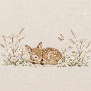 Peut inclure: Une broderie sur tissu beige clair représentant un faon endormi avec des taches blanches, entouré de fleurs sauvages, de hautes herbes et d'un petit papillon brodés avec précision. Le faon est recroquevillé au milieu de la végétation.