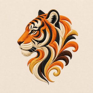 Pode incluir: Um emblema bordado apresentando o perfil de uma cabeça de tigre. O design utiliza fio laranja vibrante, preto, branco e amarelo dourado para criar padrões detalhados de pelo e adornos decorativos em espiral que saem do pescoço.