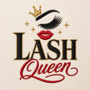 Può includere: Un ricamo su tessuto color crema con la scritta LASH QUEEN in nero e rosso. Sopra il testo si trovano una corona dorata, un sopracciglio nero arcuato, una ciglia nera, labbra rosse e quattro piccole stelle dorate a quattro punte.