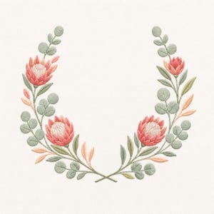 Puede incluir: Un diseño de bordado que presenta una corona semicircular de cuatro flores de protea rosadas y hojas de eucalipto verdes. Los tallos se cruzan en la parte inferior y los elementos botánicos están dispuestos simétricamente sobre un fondo blanco roto.