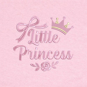 Peut inclure: Motif brodé rose avec les mots "Little Princess", un nœud, une couronne et une rose. Le texte et les ornements sont d'un rose plus clair sur un fond rose uni. Idéal pour un bébé ou un enfant.