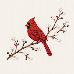Op de afbeelding: Geborduurd beeld van een felrode kardinaal die op een tak zit, versierd met witte stervormige bloemen, rode bessen en blauwe bessen. De vogel heeft een zwart masker en een opvallende kuif. De achtergrond is crèmekleurig.