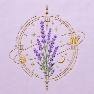 Può includere: Un ricamo su tessuto viola chiaro che presenta un gruppo centrale di rametti di lavanda viola con steli verdi. Attorno alla lavanda si trova un quadrante d'orologio ricamato in filo dorato con numeri romani, pianeti e piccole stelle.