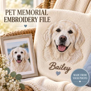 Puede incluir: Un archivo de bordado conmemorativo para mascotas que presenta un retrato cosido detallado de un golden retriever sobre tela de punto color crema. El nombre Bailey está bordado debajo del perro, junto a un pequeño corazón azul y el texto PET MEMORIAL EMBROIDERY FILE.