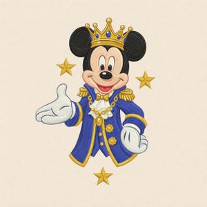 Könnte beinhalten: Ein gesticktes Design einer Cartoon-Maus, die eine goldene Krone mit blauen Edelsteinen, einen blauen königlichen Mantel mit Goldbesatz und ein weißes gerüschtes Halstuch trägt. Die Maus hat weiße Handschuhe und ist von drei gelben Sternen umgeben.