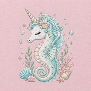 Op de afbeelding: Geborduurd ontwerp van een zeepaardje met een eenhoornhoorn, versierd met schelpen en een zeester. Het zeepaardje heeft een lichtblauwe manen en staart, met een wit lichaam en een lichtroze achtergrond. Bubbels en koraal maken het grillige ontwerp compleet.