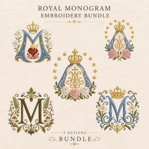 Może przedstawiać: Cyfrowa kolekcja zatytułowana ROYAL MONOGRAM EMBROIDERY BUNDLE zawierająca pięć różnych haftowanych wzorów. Zestaw obejmuje ozdobne monogramy z literą M, udekorowane koronami, motywami kwiatowymi, gwiazdami, świętym sercem i elementami leśnymi.