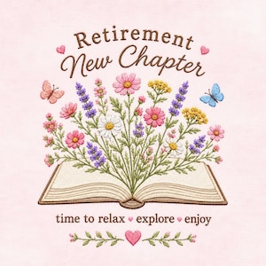 Puede incluir: Un diseño bordado sobre fondo rosa claro que muestra un libro abierto con un ramo de flores silvestres coloridas, incluyendo flores rosas, blancas, amarillas y moradas. El texto dice Retirement New Chapter y time to relax explore enjoy.