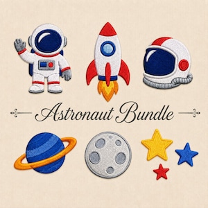 Może przedstawiać: Zestaw naszywek haftowanych Astronaut Bundle zawierający machającego astronautę, czerwono-białą rakietę, hełm, niebieską planetę z pierścieniem, szary księżyc oraz trzy gwiazdki w kolorze żółtym, niebieskim i czerwonym. Tekst Astronaut Bundle jest wyśrodkowany.