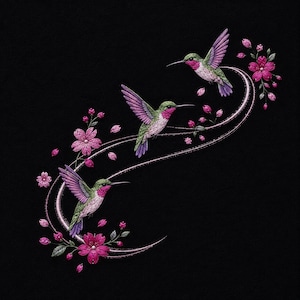 Puede incluir: Un diseño de bordado sobre fondo negro que presenta tres colibríes con alas verdes y moradas y gargantas rosas. Las aves están dispuestas en una formación curva, rodeadas de flores de cerezo rosas y delicados tallos en espiral.