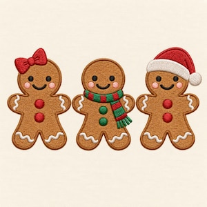 Puede incluir: Tres figuras de pan de jengibre bordadas en fila. La figura de la izquierda lleva un lazo rojo. La figura central lleva una bufanda a rayas rojas y verdes. La figura de la derecha lleva un gorro de Papá Noel rojo y blanco. Mejillas rosadas.