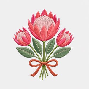Puede incluir: Un diseño bordado de tres flores de protea en tonos rosa y rojo, con hojas verdes sobre tallos delgados atados con una cinta naranja decorativa. La flor central es la más grande, flanqueada por dos flores más pequeñas a cada lado.