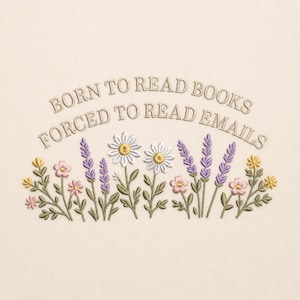 Peut inclure: Motif brodé avec le texte "BORN TO READ BOOKS FORCED TO READ EMAILS" au-dessus d'une rangée de fleurs. Les fleurs comprennent des marguerites, de la lavande et d'autres fleurs colorées dans des tons de jaune, de rose et de violet.